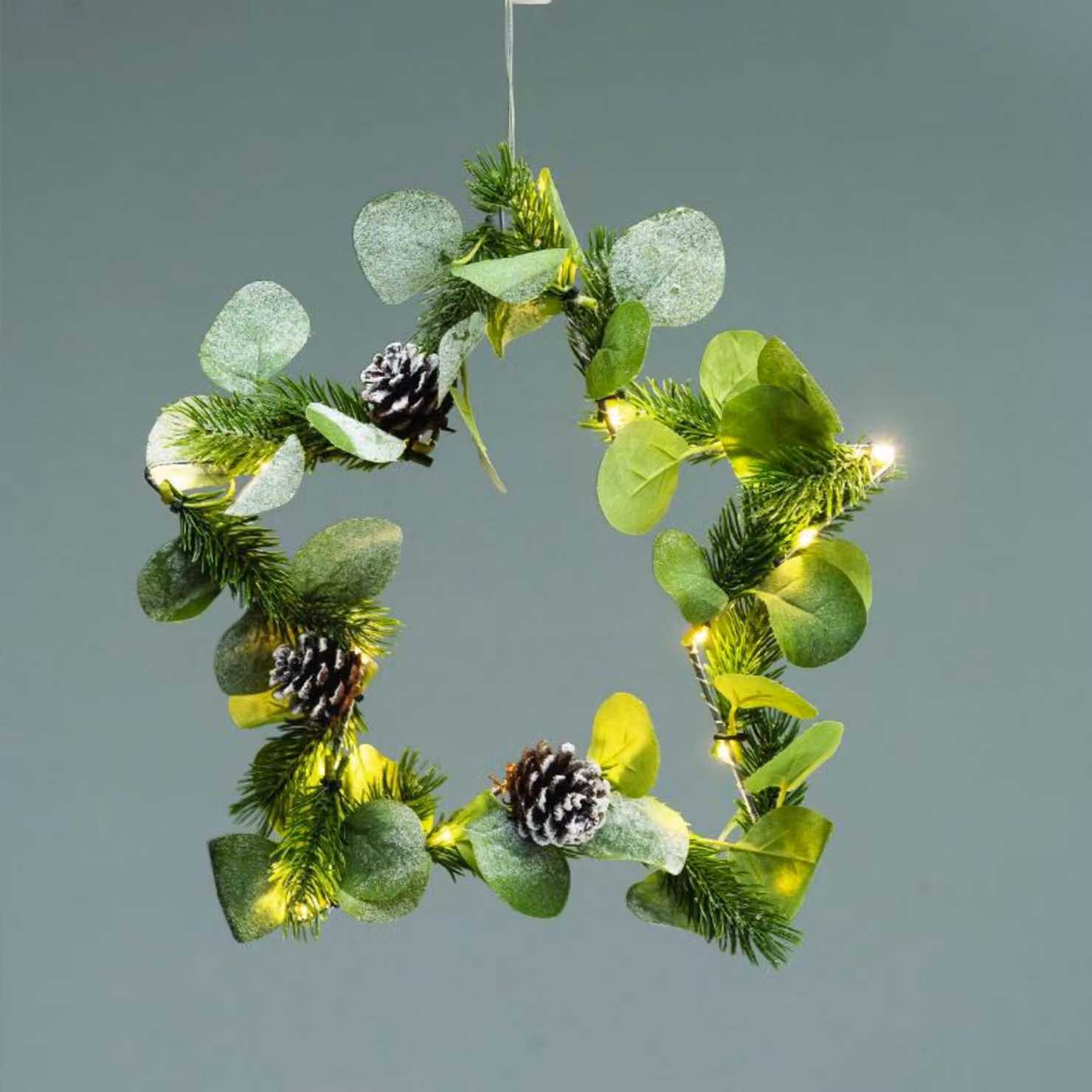 ACA Stella di Natale illuminata con pigne, 20 LED bianco caldo, alimentata a batterie (3xAA), grado di protezione IP20, diametro 30 cm, lunghezza cavo 30 cm, codice articolo X093018