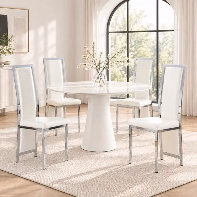 Set di 4 sedie da pranzo FOLYNA in similpelle bianca con struttura in metallo argentato e schienale alto imbottito
