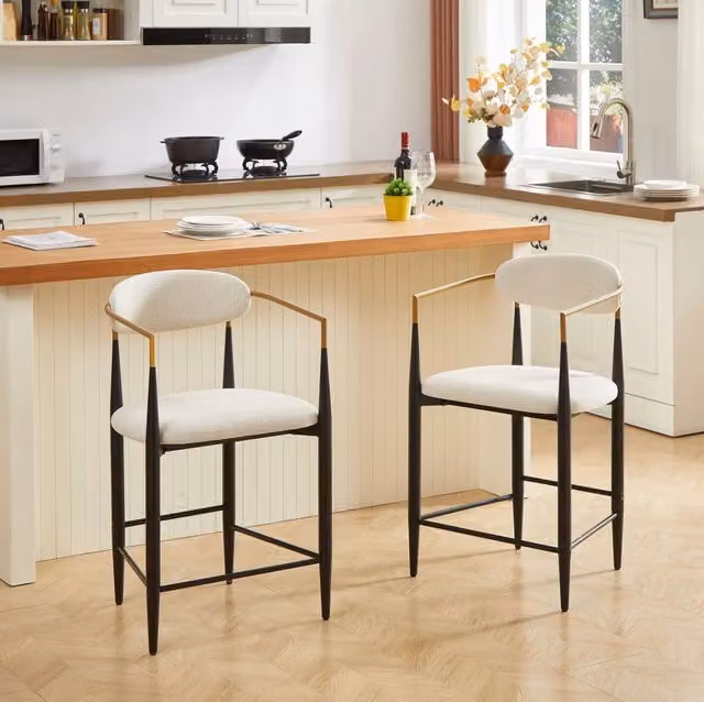 Set 2 sgabelli da bar ULEVR con braccioli e schienale, rivestimento in tessuto beige, struttura in metallo nero e oro