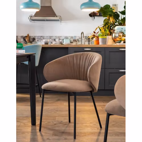 Poltroncina Tuka imbottita con gambe in metallo Connubia