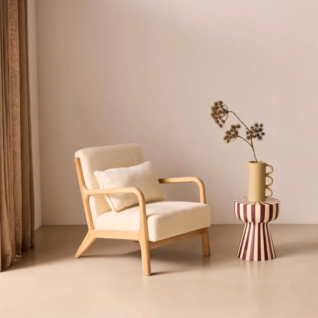 Poltrona lounge scandinava Sweeek in legno e tessuto bouclé beige con braccioli, L: 79 cm, P: 76 cm, H: 65 cm – 2