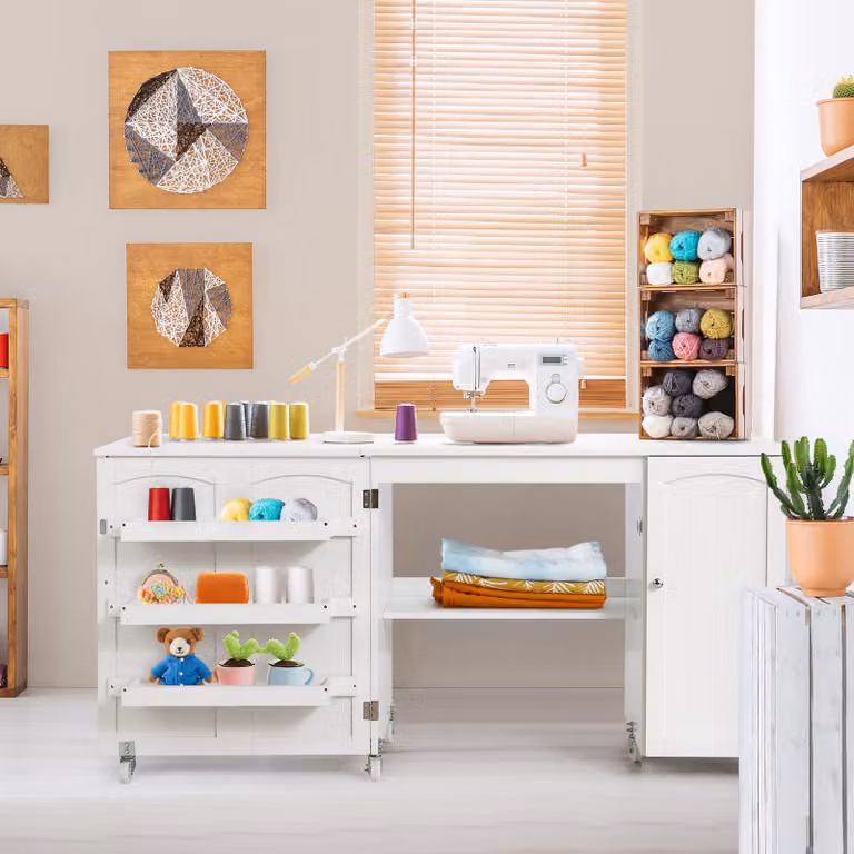 COSTWAY Tavolo da cucito pieghevole con armadio, tavolo da lavoro versatile con ampio piano di lavoro, ripiani e armadio con ante, tavolo da computer mobile con rotelle bloccabili, scrivania multifunzionale per soggiorno e studio (bianco)