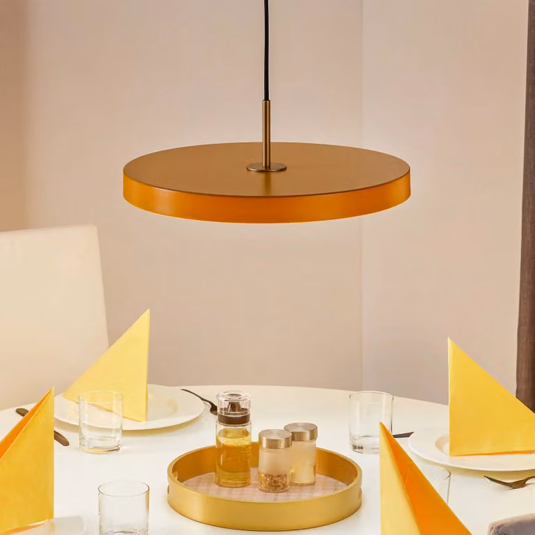 UMAGE Lampada LED a sospensione Asteria Medium, giallo/ottone, Ø 43 cm medium, dimmerabile, Giallo / Arancione, Soggiorno / Sala da pranzo, Alluminio, Design