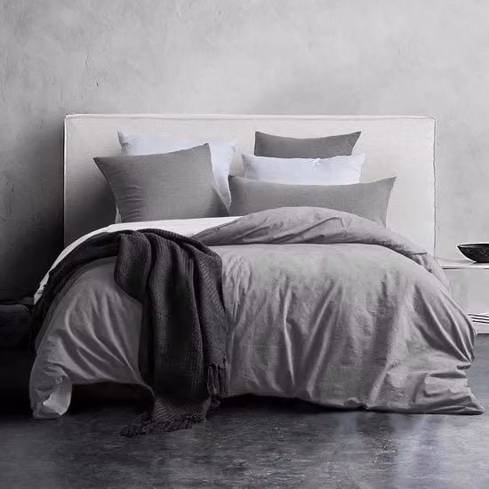 Set di 2 coperte e cuscini Souful in cotone grigio fumo con texture effetto lino Stone Washed, include 1 coperta 155 x 220 cm e 1 cuscino 80 x 80 cm