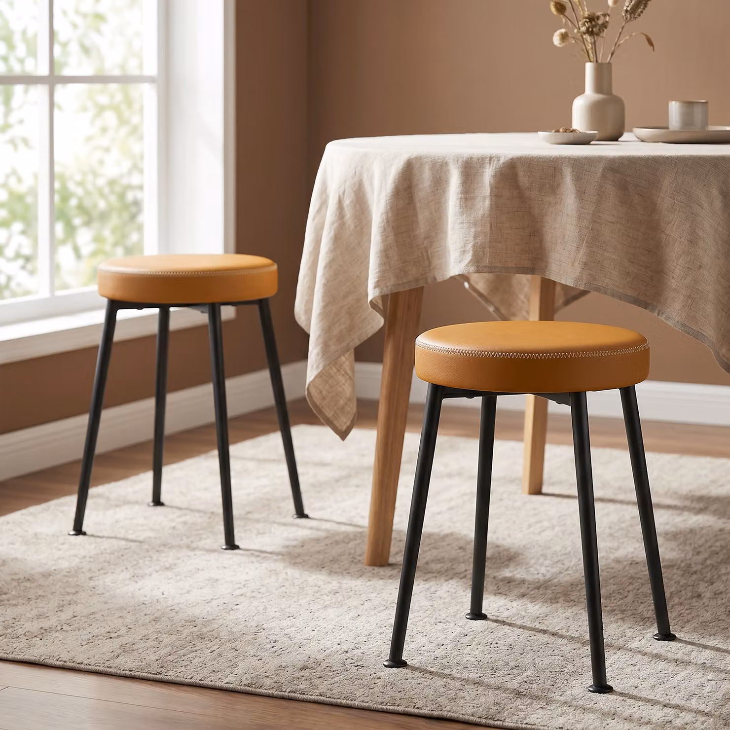 Set di 2 sedie da pranzo impilabili HOMCOM con seduta in ecopelle, marrone e nero – 2