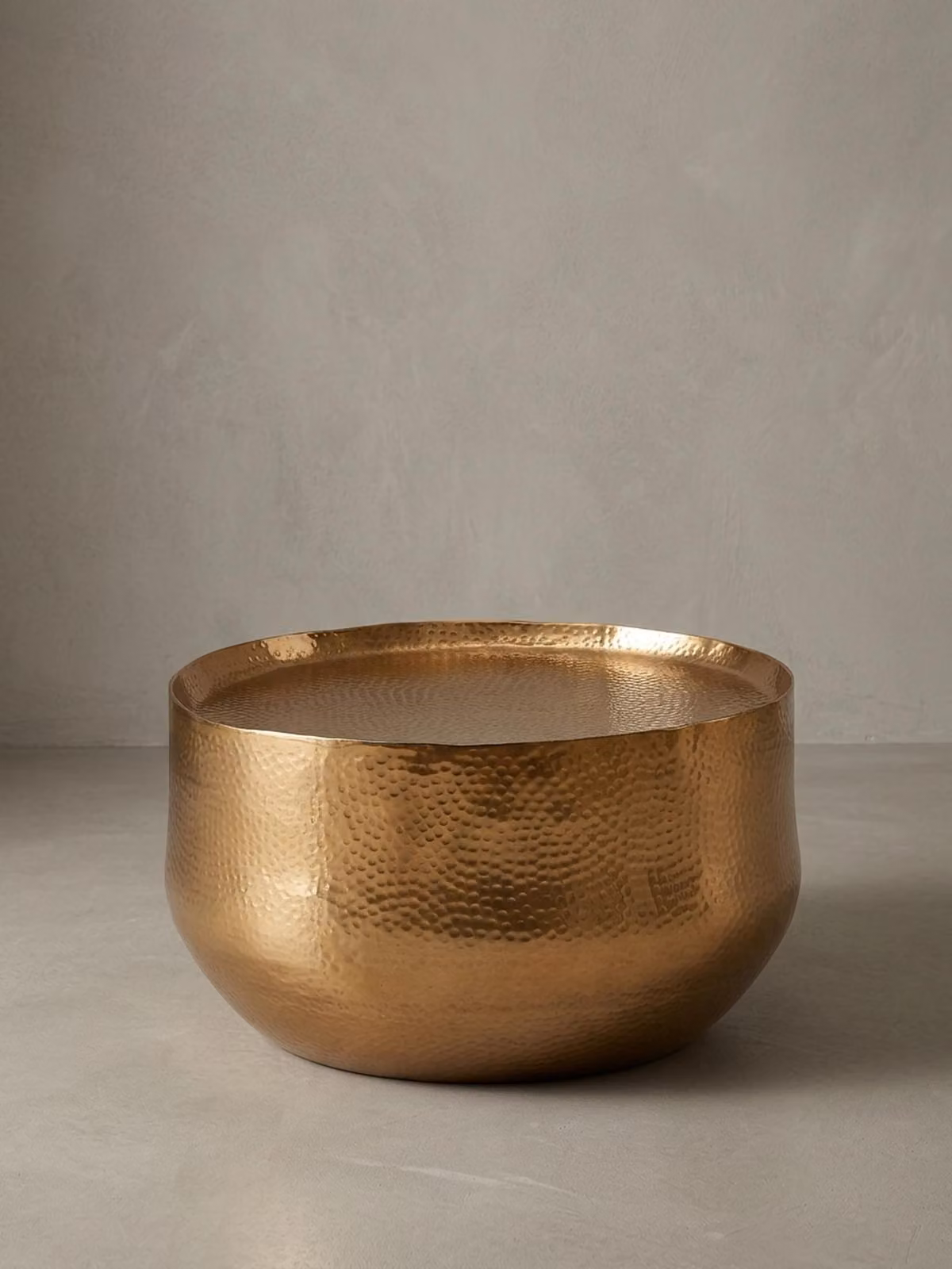 Tavolino orientale "Aniene": struttura martellata, alluminio, cavo, carico massimo 40 kg, verniciato color oro. Oro, 60x60x35 cm | Kadima Design