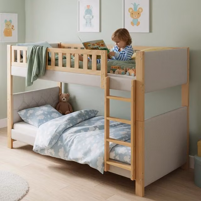 Letto a castello per bambini 90x200 cm in legno di hevea e MDF; grigio e naturale; con bordi imbottiti e scala dritta