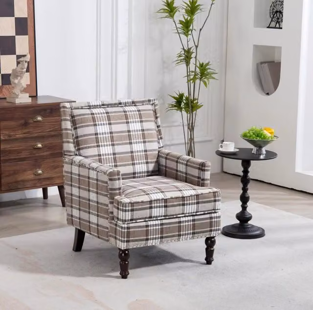 Poltrona ULEVR con rivestimento in cotone e lino marrone e bianco, imbottitura in schiuma e gambe in legno massello