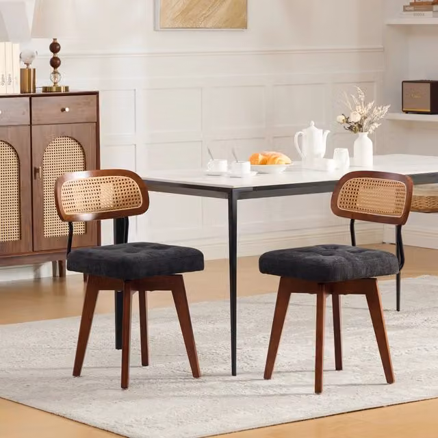 Set di due sedie da pranzo girevoli a 360 gradi con schienale in rattan; seduta imbottita in ciniglia; nero