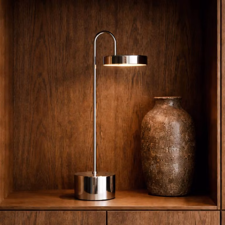 Dyberg Larsen Lampada da tavolo MOOVELIGHT, dimmerabile, Cromo / Argento, Soggiorno / Sala da pranzo, Metallo, Design, Lampada da tavolo