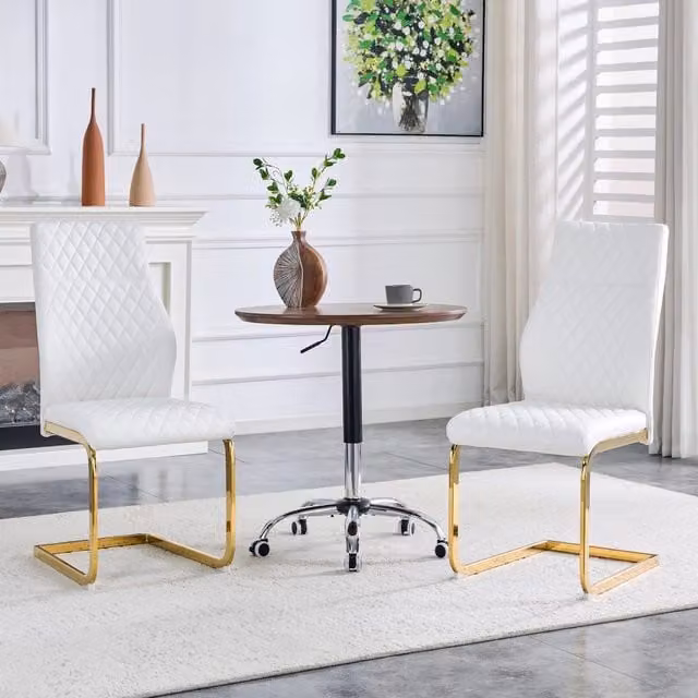 Set di 2 sedie da pranzo OKWISH in ecopelle bianca con schienale alto, seduta imbottita e struttura in metallo dorato lucido