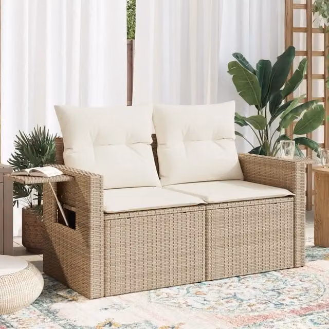 Divano da giardino a 2 posti Design Mania in polyrattan beige con cuscini rimovibili e struttura in metallo