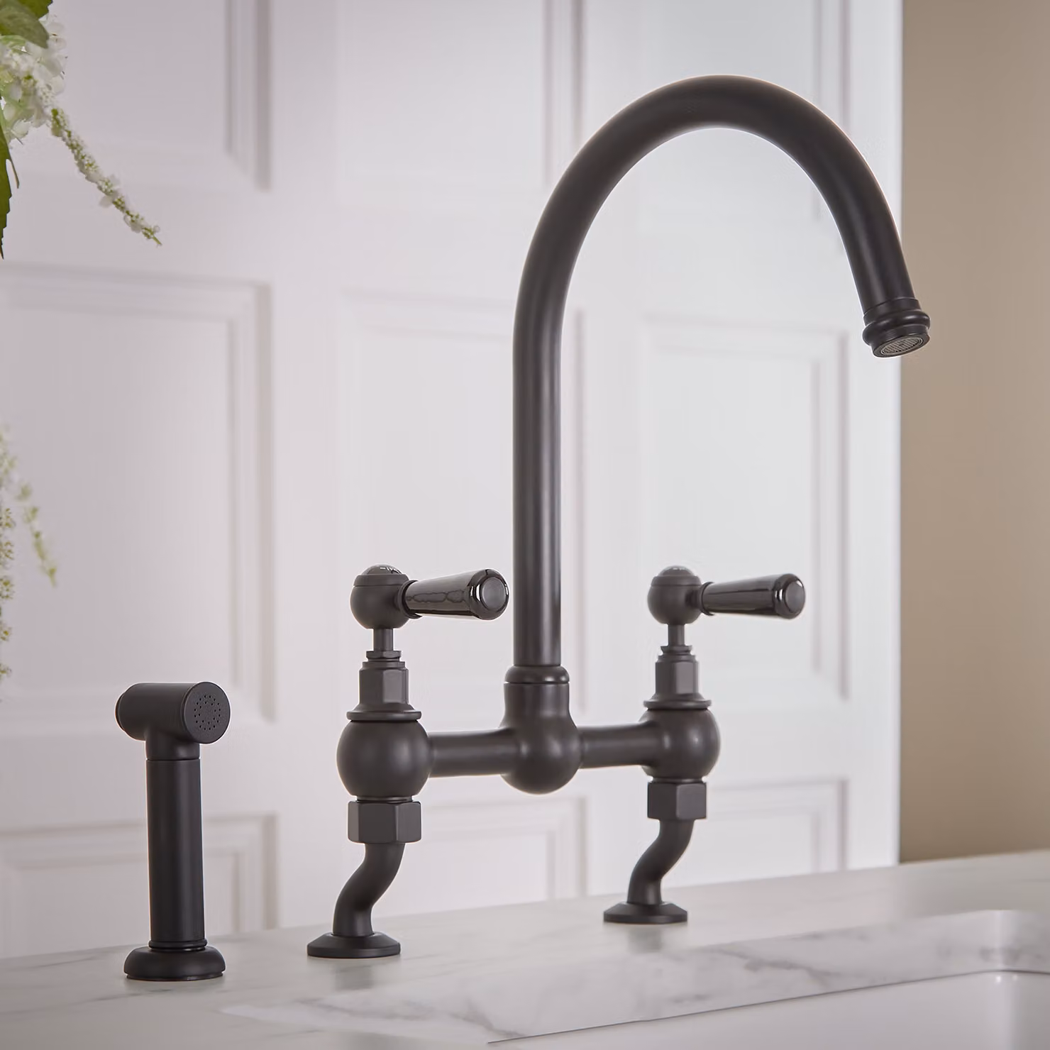 Hudson Reed Elizabeth - Miscelatore da Cucina Tradizionale a Ponte con Spray Estraibile Bicomando - Cromato e Nero