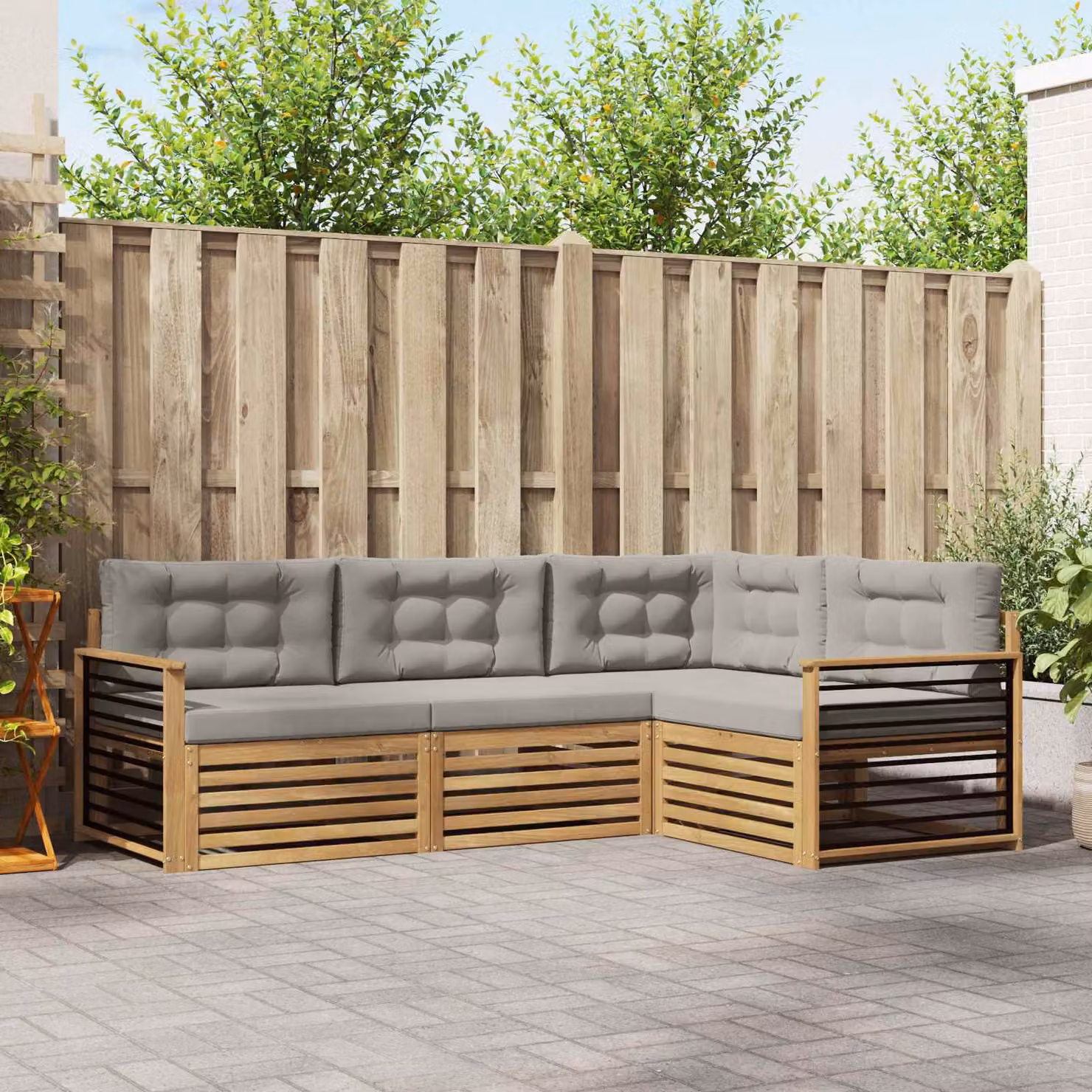 vidaXL Set di divani da esterno a L composto da 5 pezzi in legno di acacia con cuscini bianchi e grigi