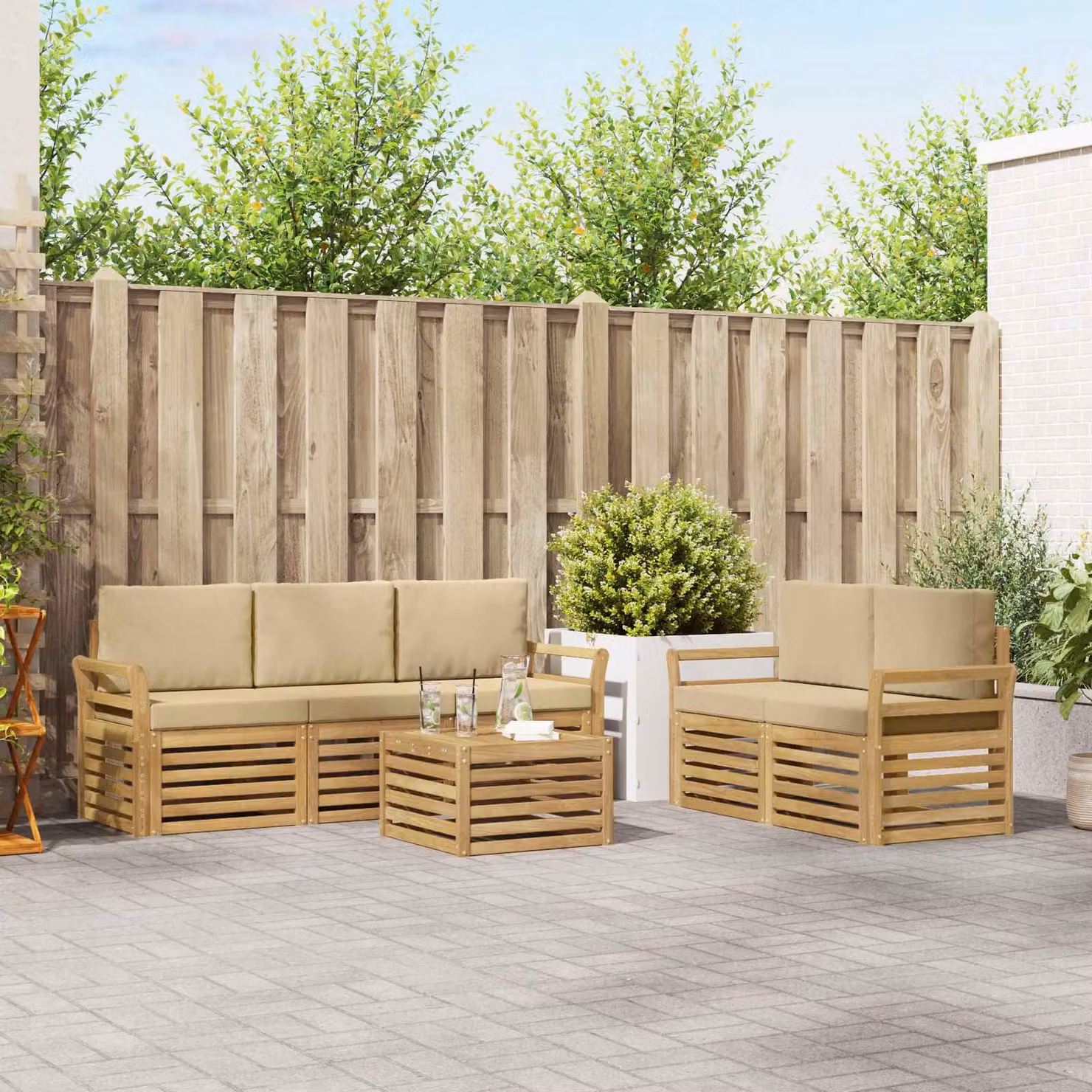 Set di divani da esterno a L vidaXL in legno di acacia con tavolino e cuscini, Bianco e Beige