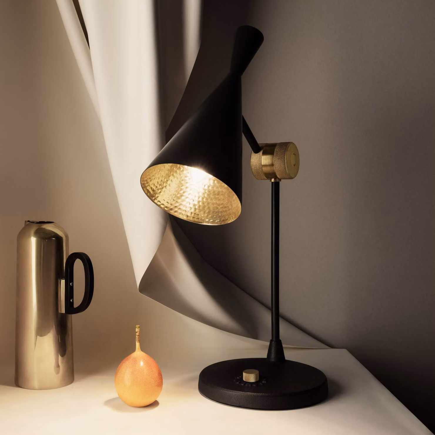 Tom Dixon Lampada da tavolo di design Beat Table, dimmerabile, Nero, Soggiorno / Sala da pranzo, Ottone, Design, Lampada da tavolo
