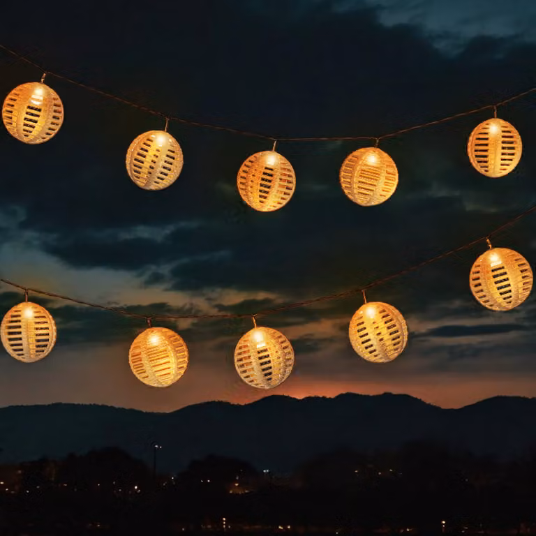 3.07 Fata solare con 10 sfere rotonde in rattan Ø 7,5 cm ciascuna - lunghezza circa 270 cm - decorazione a LED per esterni