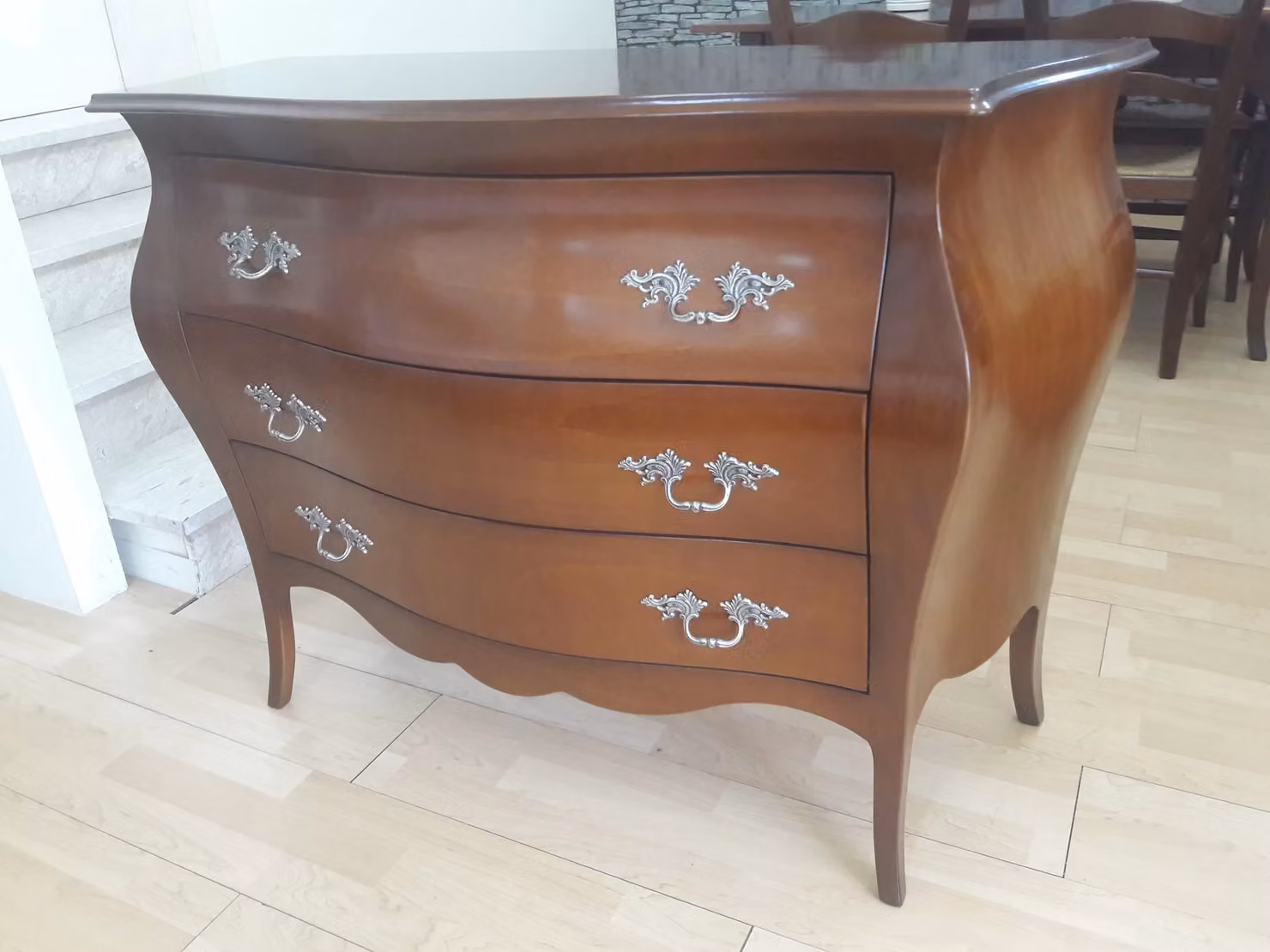 Comò classico bombato in legno con 3 cassetti Mobili 2G colore noce L: 105 cm, P: 42 cm, H: 85 cm