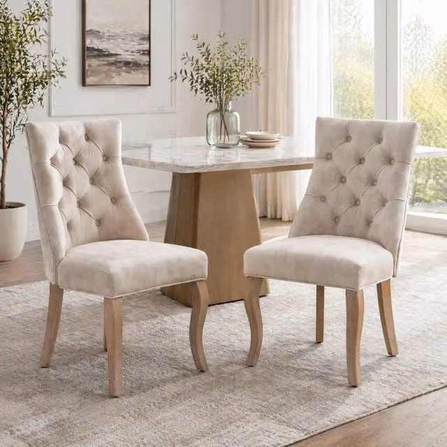 Sedie da pranzo in velluto beige chiaro con schienale alto e gambe in legno massello
