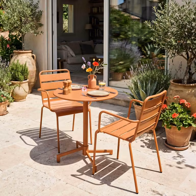 Set da giardino con tavolo e 2 poltrone in metallo color caramello - Oviala Palavas