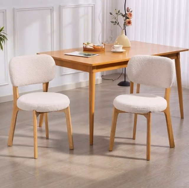 Set di 2 sedie da pranzo con seduta ampia e schienale curvo, rivestimento in bouclé crema, gambe in legno di gomma