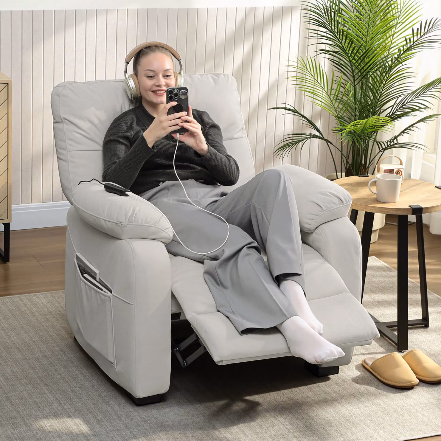 Poltrona relax elettrica reclinabile HOMCOM in velluto beige con poggiapiedi, braccioli e porta USB – 2
