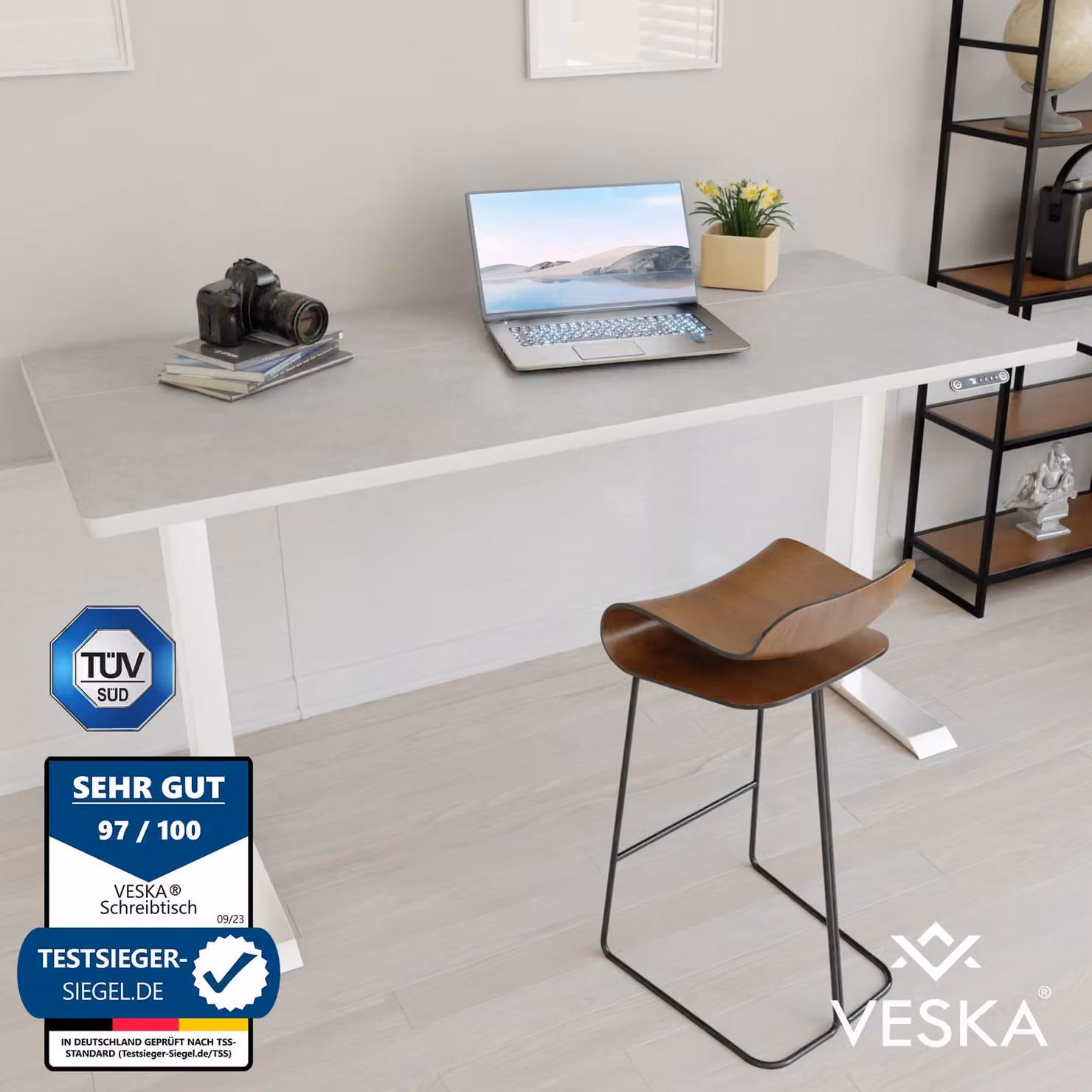 Scrivania regolabile in altezza (140 x 70 cm) - Scrivania Sit & Stand - Scrivania elettrica regolabile in altezza con touchscreen e gambe in acciaio - Bianco/grigio pietra