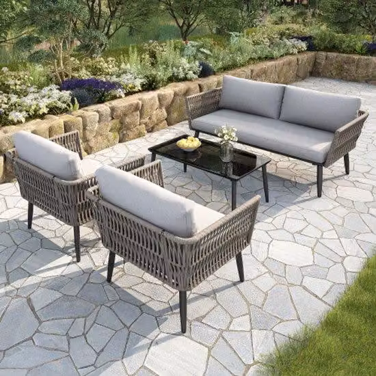 Set da giardino composto da comodi cuscini, panca a due posti, due poltrone e tavolino, intreccio in filo di PE con effetto paglia di mare, piano del tavolino in vetro nero, acciaio zincato, grigio