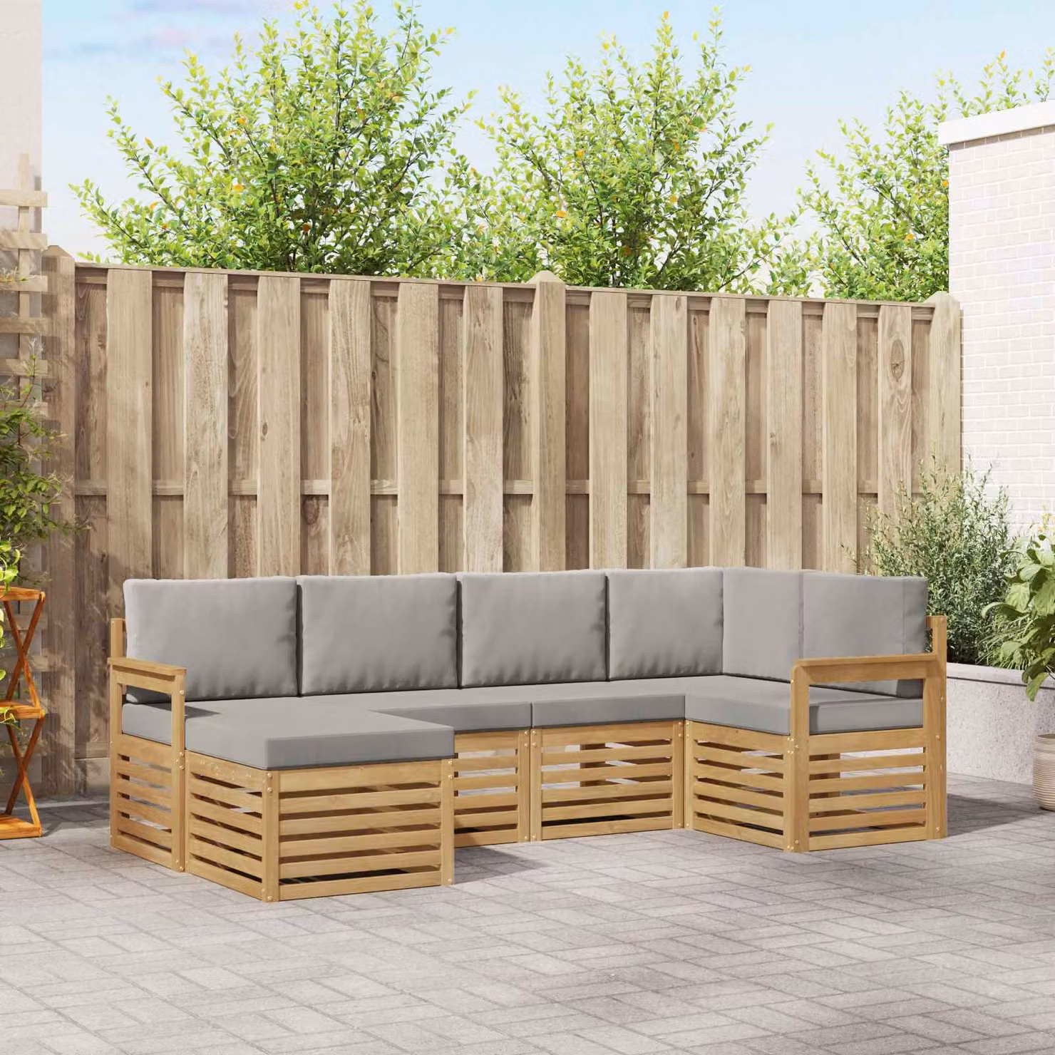 Set di divani da esterno vidaXL a forma di L composto da 6 pezzi in legno di acacia con cuscini bianchi e grigi