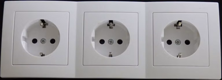 7793 Levina in plastica, 3 prese Schuko bianche, 16 ampere