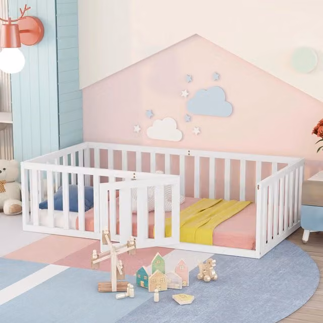 Letto per bambini a pavimento 90 × 200 cm in legno bianco con recinto alto 60 cm e porticina apribile