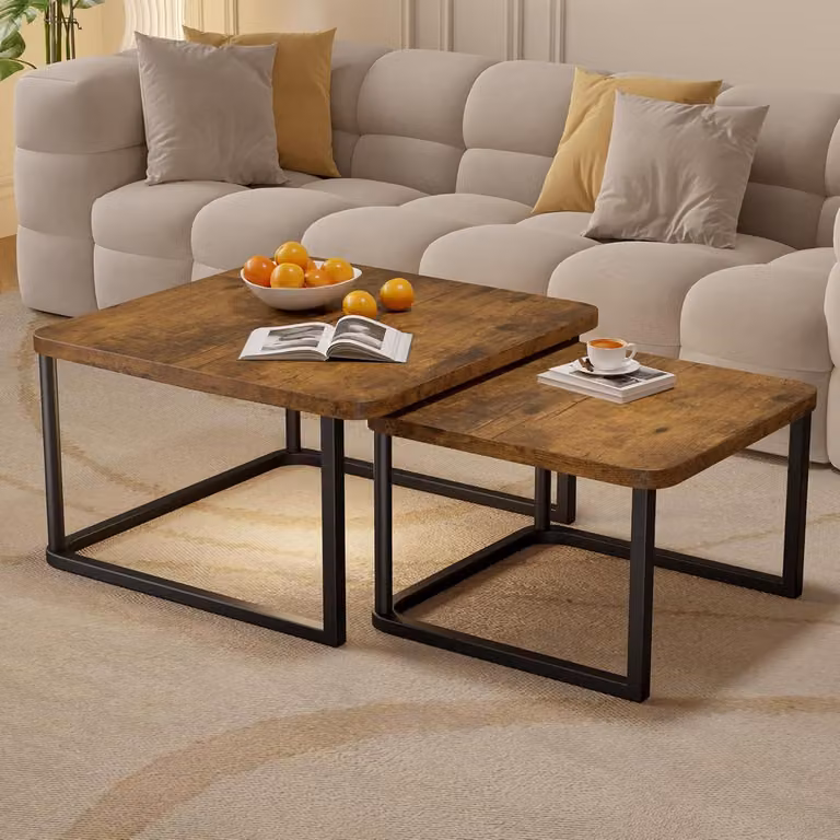 Due tavolini rotondi in legno con struttura in metallo, color marrone, diametro 60 cm, altezza 45 cm