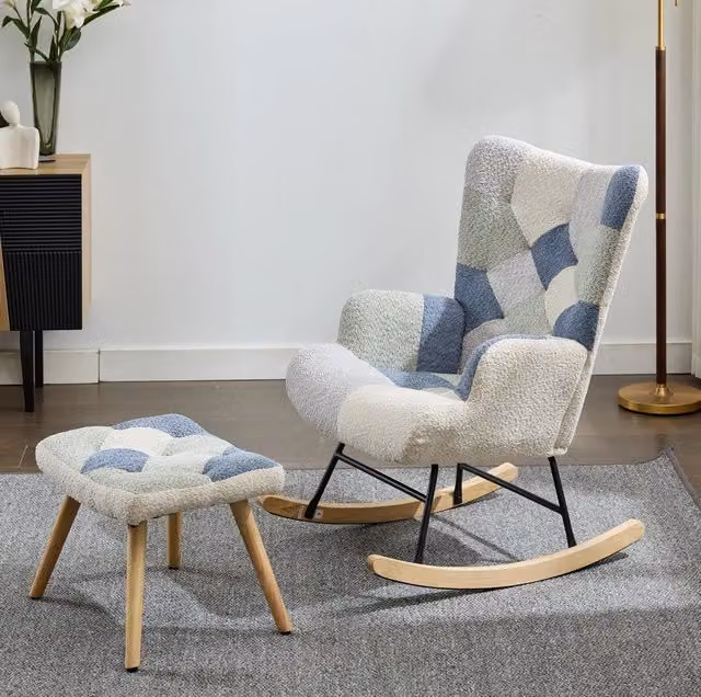 Poltrona a dondolo con poggiapiedi 122x68x91 cm in tessuto beige e blu; struttura in legno e ferro