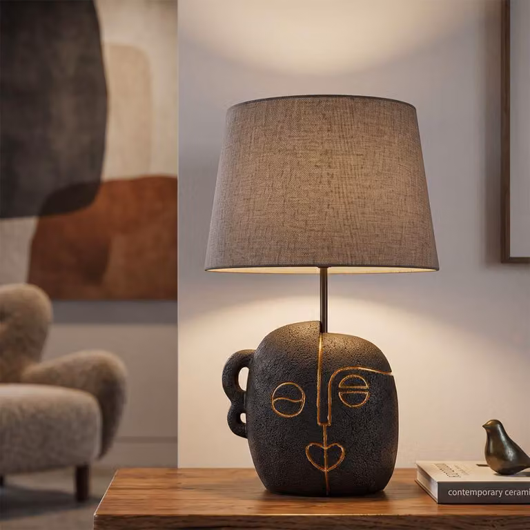 Lampada da tavolo etnica, realizzata in resina, con paralume in tessuto, dimensioni 30,5x46 cm, colore marrone e oro, design Mauro Ferretti