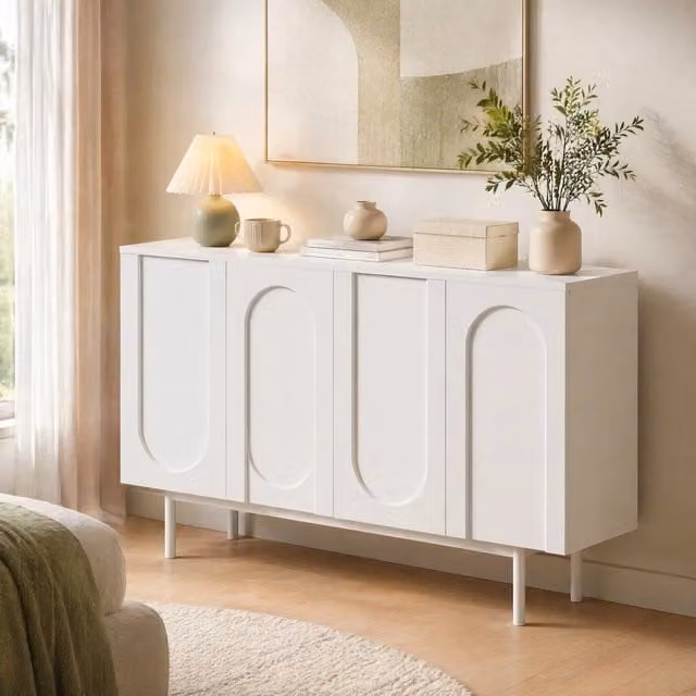 Credenza bianca con ante arcuate e ripiani regolabili in MDF e pannello truciolare