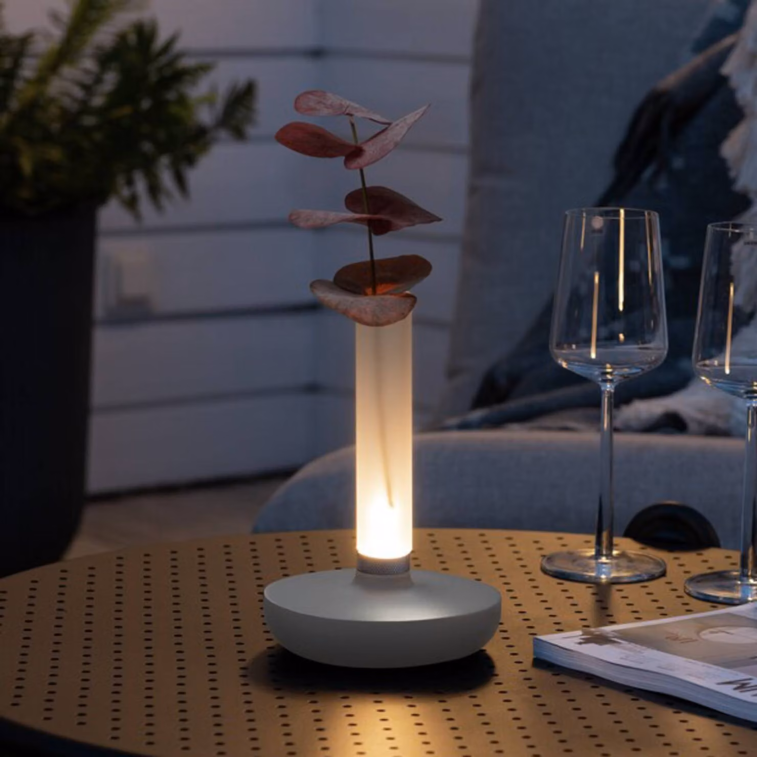 Konstsmide Lampada LED tavolo Biarritz IP54 accu, CCT, bianco Biarritz, dimmerabile, Bianco / Opale, Alluminio, Moderno