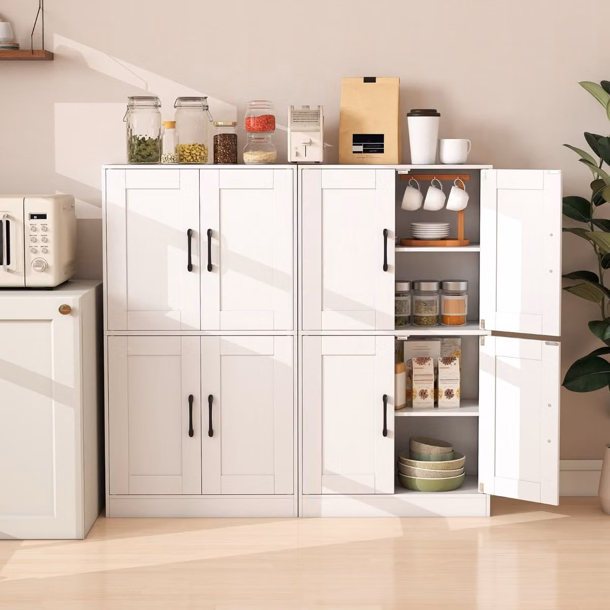 Costway Mobiletto Dispensa Bianco con 4 Ante e Ripiani Regolabili per Cucina, Soggiorno o Bagno, Larghezza: 110 cm