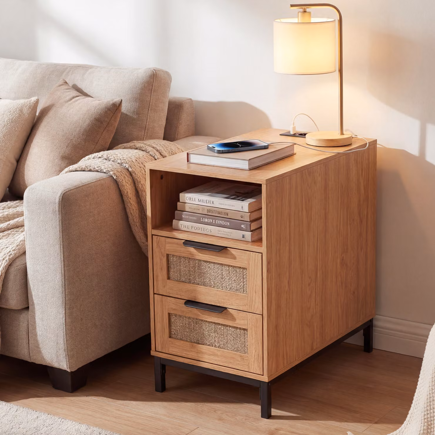 Comodino Costway in stile boho con rattan e 2 cassetti, tavolino da letto con stazione di ricarica e gambe in metallo, colore naturale beige e marrone