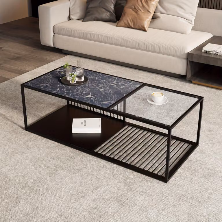Tavolino da salotto moderno, con piano in vetro e struttura in ferro battuto, arricchito da dettagli decorativi in filo metallico