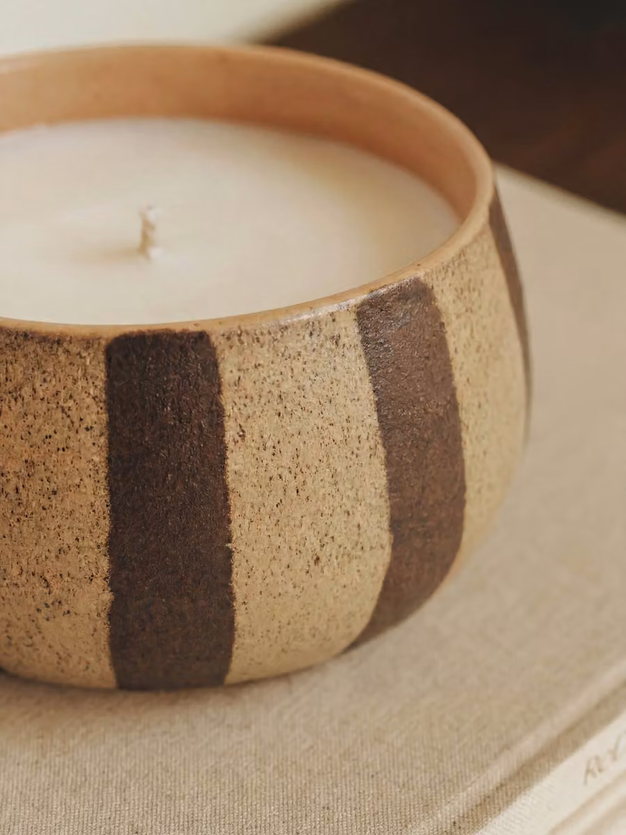 Lampada da tavolo a stelo con base in ceramica decorata a righe Kenay Home, disponibile nei colori beige, nero o marrone – 2