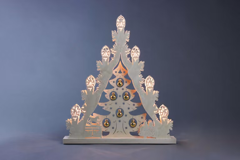 Schwibbogen con decorazioni luminose, albero con palline dorate, illuminazione elettrica. Dimensioni: 38x43x4,5 cm. Albero decorativo luminoso con palline dorate, illuminazione a LED
