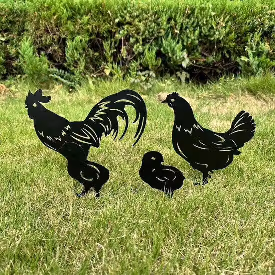 Set di 4 decorazioni da giardino in metallo a forma di famiglia di galline – robuste figure in ferro con rivestimento in polvere resistente alla ruggine. Include: gallina (18x25 cm), gallo (25x25 cm), pulcino (8x15 cm) e picchetto da inserire nel terreno