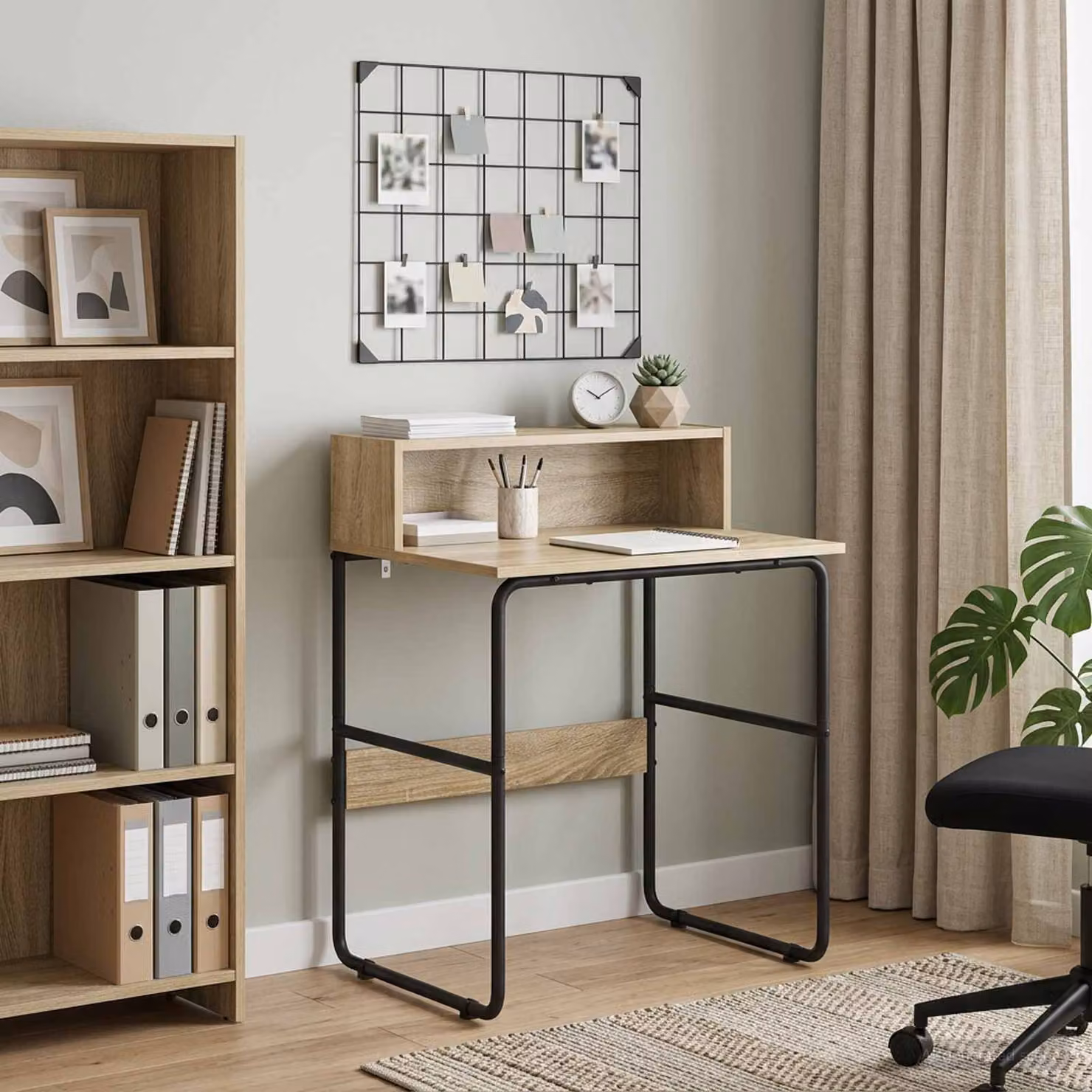 Scrivania moderna vidaXL in legno e metallo colore marrone, L: 120 cm, P: 60 cm, H: 75 cm