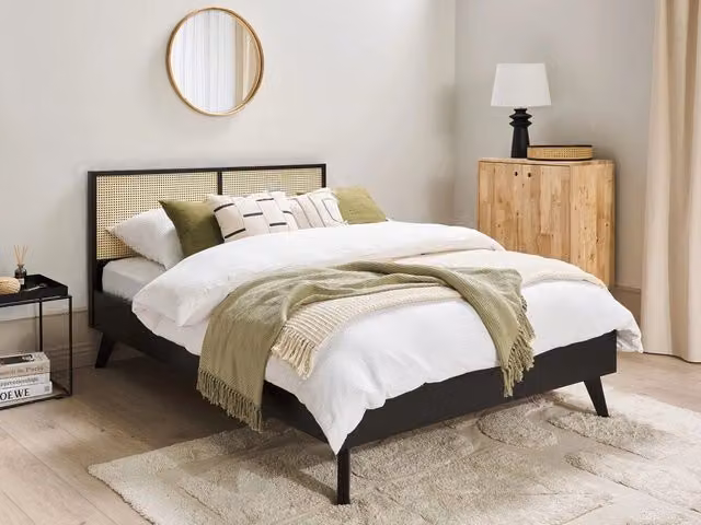 Letto matrimoniale Beliani in legno di pioppo nero con testiera in vimini, stile minimalista boho, L/P/H: 140 x 200 x 99 cm