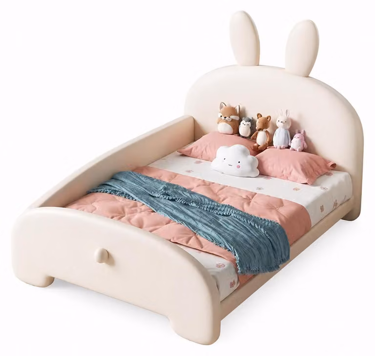 Letto beige a forma di coniglietto con orecchie, ideale per bambine. Letto per bambini