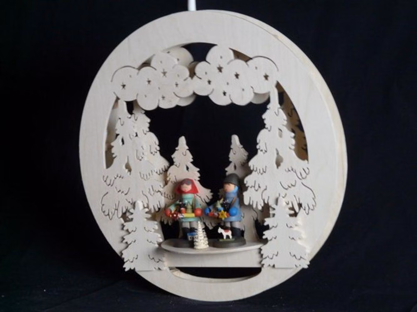 Decorazione per finestra con motivi di "Striezelkinder" e illuminazione. Dimensioni: 32x32x4 cm. Nuova