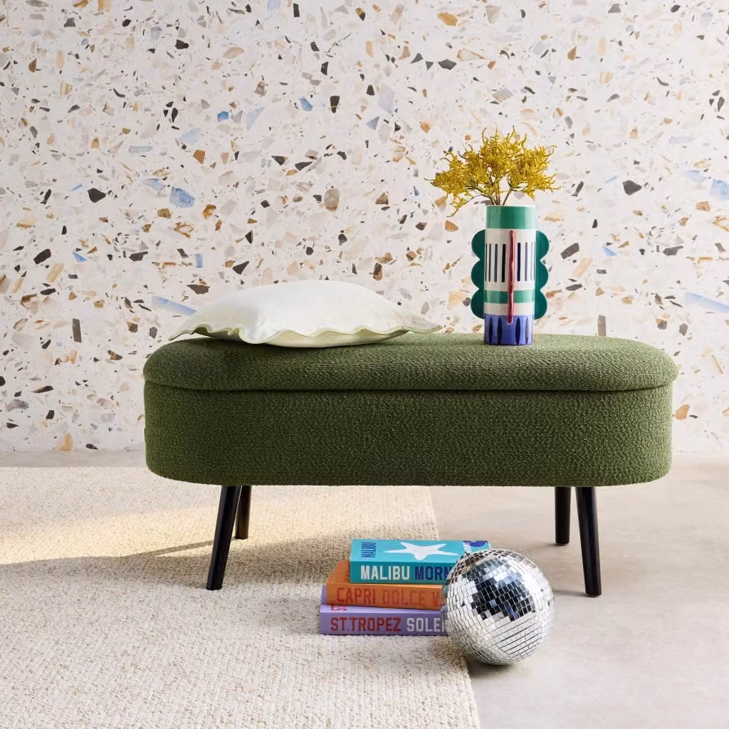 Cassapanca Sweeek con rivestimento in bouclé verde, struttura in legno di pino e gomma – 2
