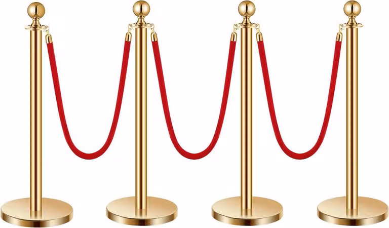 4 pali dorati con 3 corde di velluto rosso e base cava con iniezione di sabbia
