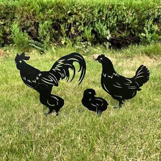 Set di 4 decorazioni da giardino in metallo a forma di famiglia di galline – robuste figure in ferro con rivestimento in polvere resistente alla ruggine. Include: gallina (18x25 cm), gallo (25x25 cm), pulcino (8x15 cm) e picchetto da inserire nel terreno