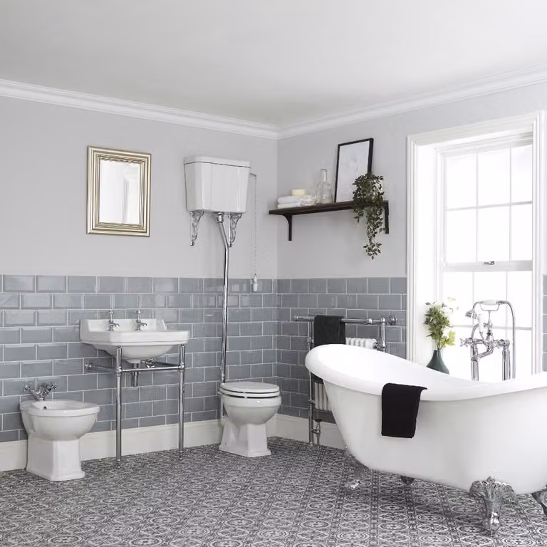 Set Bagno con Vasca Freestanding, Sanitario con Cassetta Alta, Lavabo a Consolle e Bidet - Richmond
